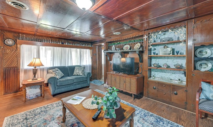 Waneta Casa | Hike & Fish: Rustic, Timeless McKee Home w/Yard