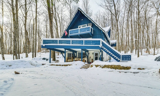 Bellaire Cabina | Hike, Golf & Explore: Cabin w/ Deck in Bellaire!