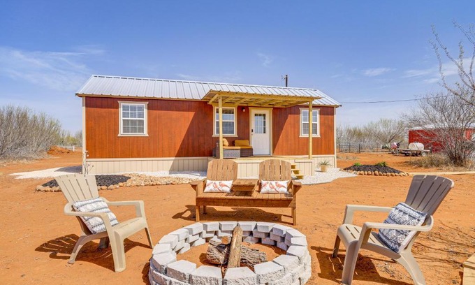 Cotulla Apartamento | Hike, Hunt and Fish Pet-Friendly Studio in Dilley!