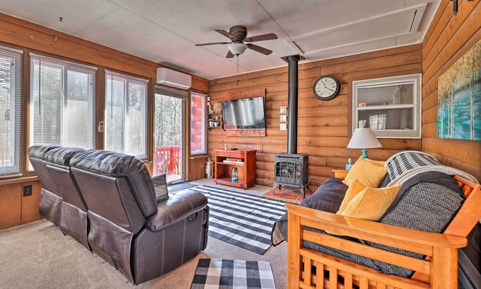 East Stroudsburg Cabina | Hike + Ski: Log Cabin in East Stroudsburg!