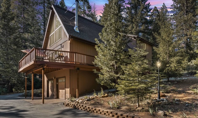 Croft Cabina | Hike, Ski & Unwind: Cabin w/ Hot Tub in Pioneer!