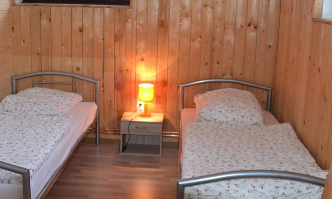Mittelhof Apartamento | Hiker's room 1 (2-bed room) - Camping in the Oak Forest Camping - Chalet - Mittelhof