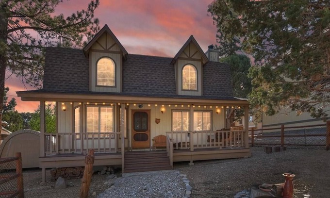 Woodlands Cabina | Hikers Haven - Close to Hiking, Fireplace, Horseshoes, Deck, BBQ