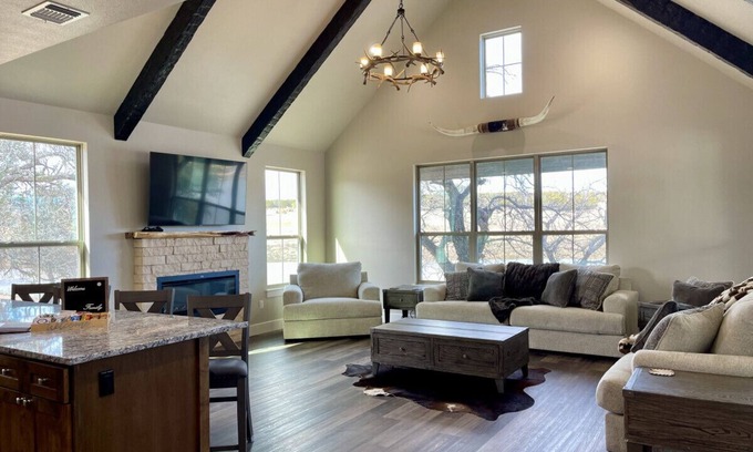 Nemo Casa | Hiking Delight - Premier Waterfront Escape at Twin Canyons Longhorn Ranch