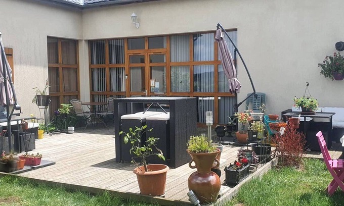 Besse-en-Chandesse Casa | Hiking, with its incredible view of Besse and the Sancy, with family and friends