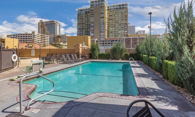 Downtown Reno Complejo | ¡Senderismo en Sierra Nevadas y esquí en el lago Tahoe!