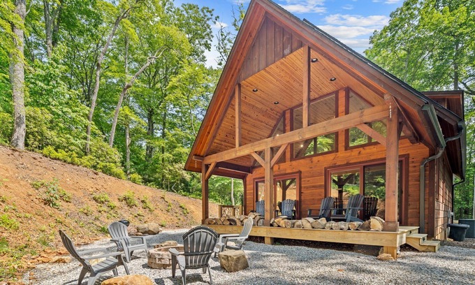 Spruce Pine Cabina | Hiking, waterfalls & tubing all nearby!