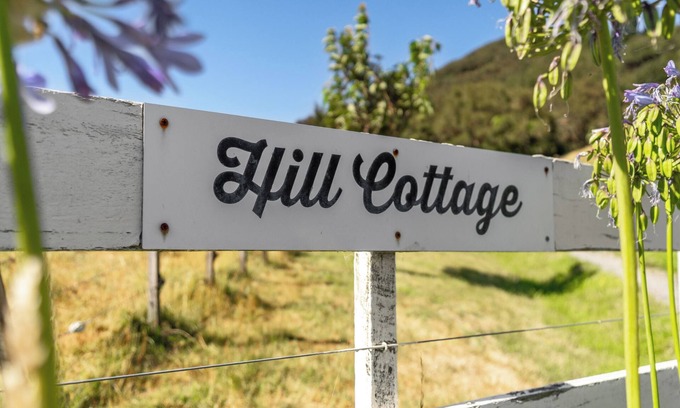 Featherston Casa | Hill Cottage - Featherston Holiday Home
