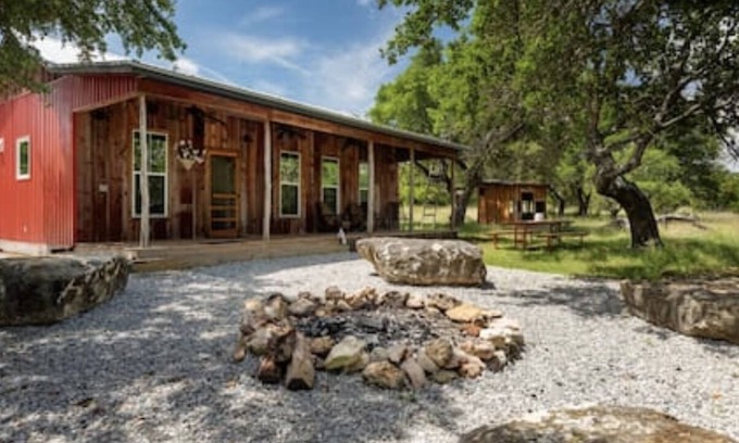 Dripping Springs Cabina | Hill Country Cabin on Private 36 Acres
