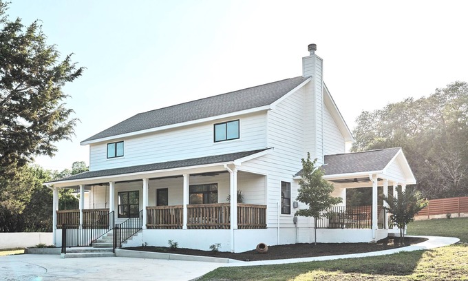 Fischer Casa | Hill Country Farmhouse Near Canyon Lake + Wineries