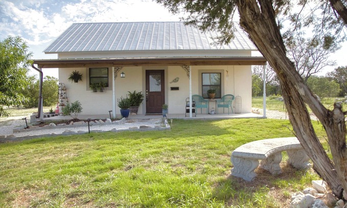 Utopia Cabaña | Hill Country Views from Azul Cottage