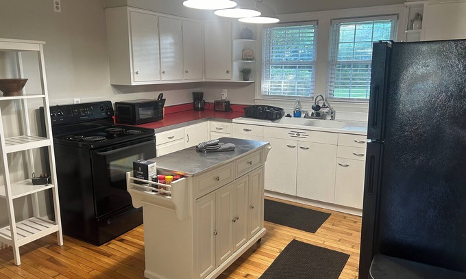Paris Casa | Hill Crest Cottage in Horse Capital of KY! Sleeps 6