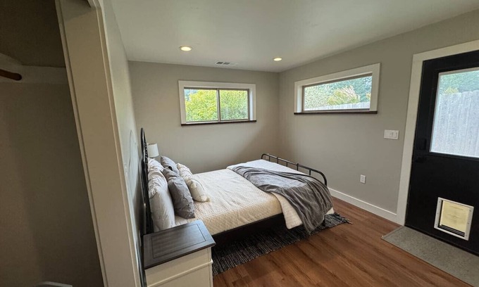 Freshwater Casa | Hill Crest Drive Queen Bed