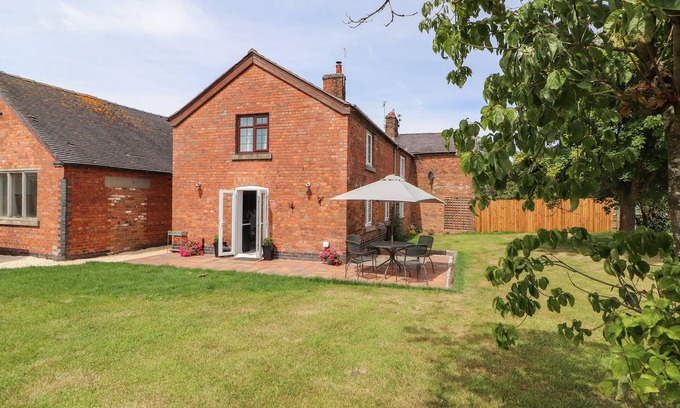 Nantwich Cabaña | HILL FARM, pet friendly, character holiday cottage in Wrenbury