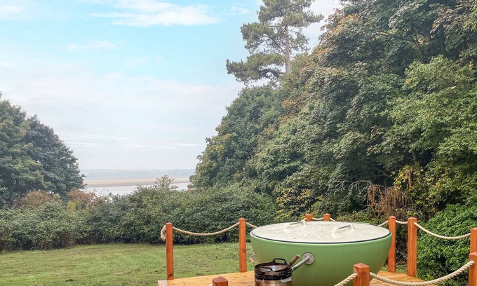 Martlesham Heath Cabaña | HILL HOUSE, RAMSHOLT, pet friendly, with hot tub in Ramsholt