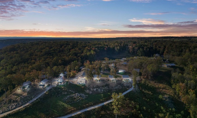 Bryant Casa | Hill's HideAway with a hot tub & great views!