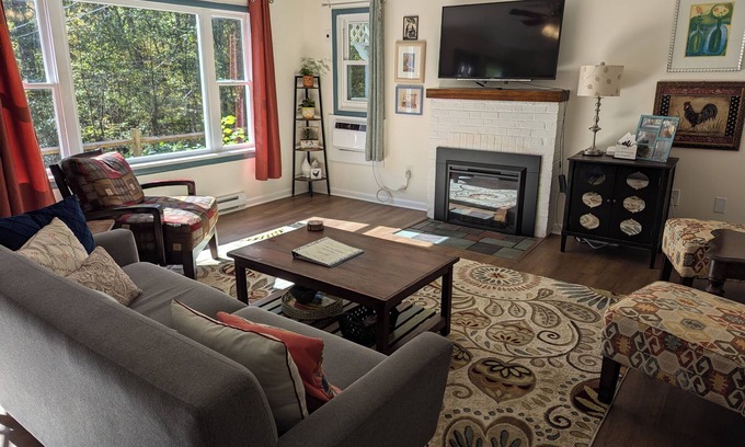 Cardiff Cabaña | Hill Top Cottage with Chickens!