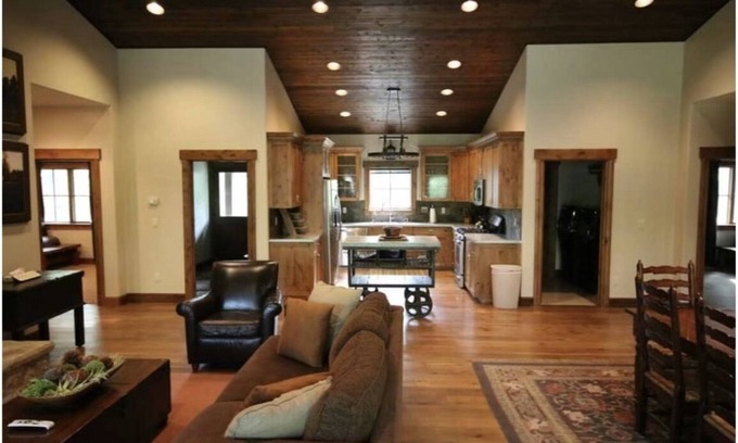Gallatin Cabina | Hill top Luxury Bunkhouse 4bd, 2 full Bath and all amenities