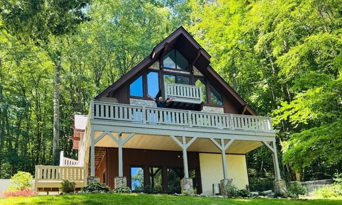 Waynesville Cabina | Hill Top Retreat on a mountain in Waynesville NC.
