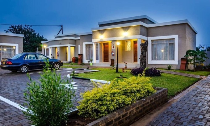 Serowe Hotel | Hill View Inn