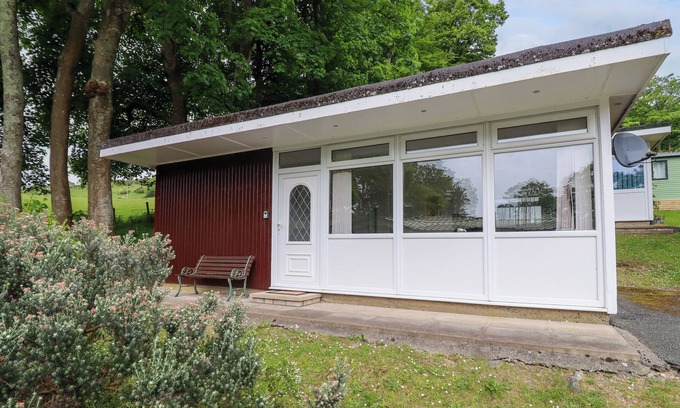 Bryn-crug Cabaña | HILL VIEW, pet friendly, with a garden in Tywyn