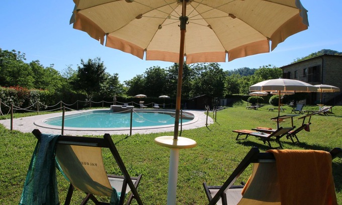 Apecchio Villa | Retiro con vista a la colina y piscina