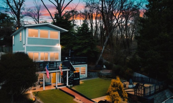 Severna Park Casa | Hillbottom Hideaway Beachhouse - Severna Park pet friendly! With hot tub!