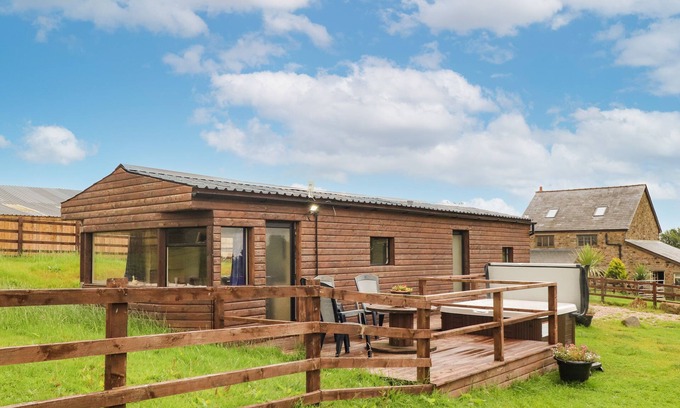 Preston Cabaña | HILLCREST CROFT, family friendly, with hot tub in Chipping