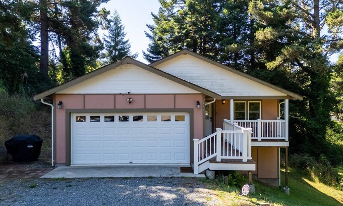 Humboldt Hill Casa | 🏡 Hillcrest Hideaway- Tucked Away Cozy Comfort and Convenience 🌳