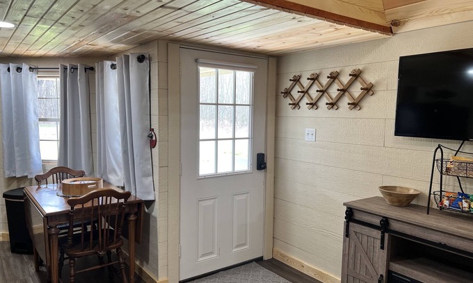 Jasonville Cabina | Hillenbrand Hideaway- perfectly located!