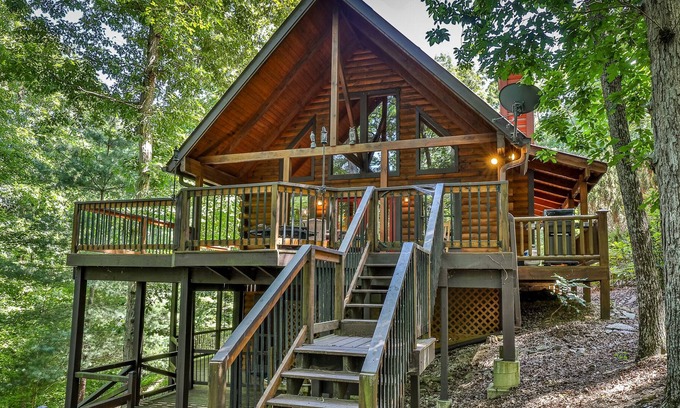 Tate Cabina | Hillin` n Chillin` - 2.4 Miles to Carters Lake, Hot Tub, Game Room/Video Arcade