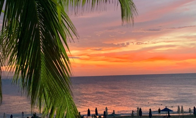 El Batey Hotel | HILLMON'S HOTEL BAR & LOUNGE