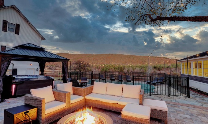Hillsdale Casa | Majestic views Hot tub Firepit Games Sleeps 14