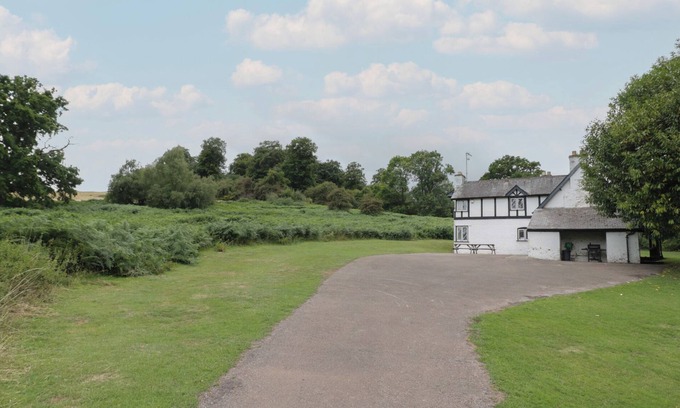 Monmouth Cabaña | HILLSIDE COTTAGE, family friendly, with open fire in Monmouth