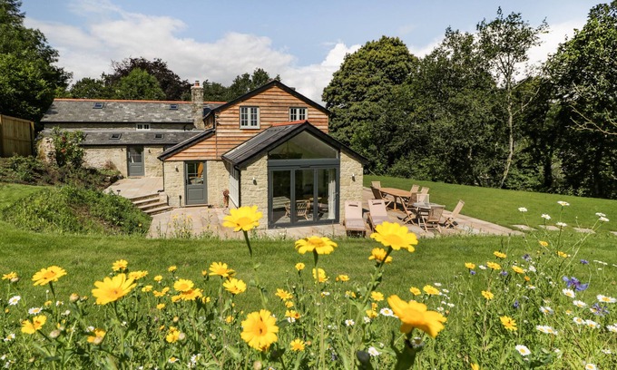 Shaftesbury Cabaña | HILLSIDE COTTAGE, pet friendly, with hot tub in Shaftesbury
