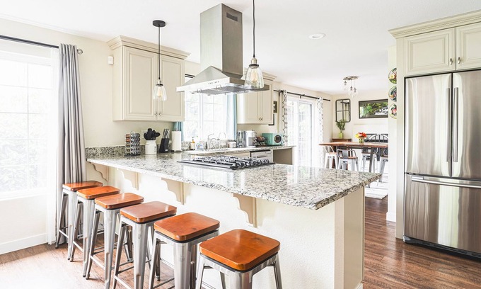 Issaquah Casa | Hillside Cottage w/ Chef's Kitchen miles from Seattle