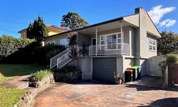 West Pennant Hills Casa | Hillside Haven - 3 bedroom house in a quiet and safe suburb
