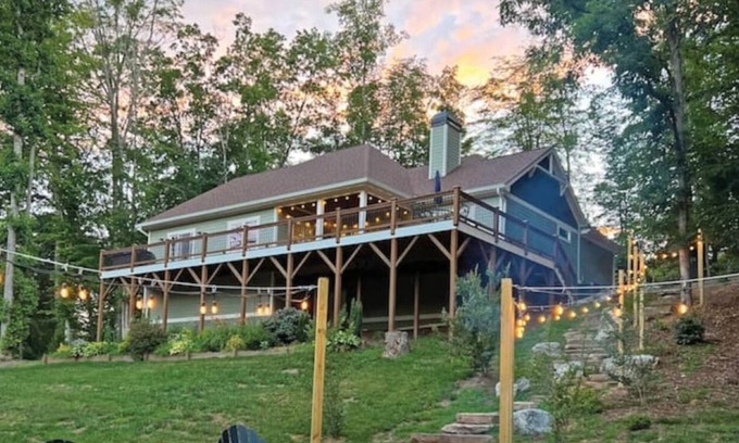 Fairview Cabaña | Hillside Haven | 3Bedroom Retreat Sleeps 8