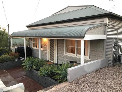 Broken Hill Casa | HILLSIDE HAVEN CHARMING C1920 COTTAGE Pet Friendly Sleeps 1 - 6