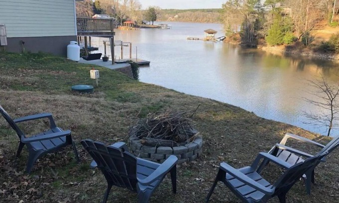 Ridgeway Apartamento | Hillside Haven on Lake Wateree- Entire House