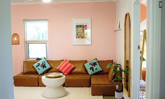 Aeroglen Apartamento | Hillside Hideaway: vibrant retreat surrounded by hiking trails - mins from city!