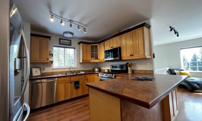 Homer Casa | HILLSIDE HIDEAWAY Relax in this peaceful home.Grill your catch of the day!