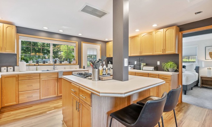 Jennings Lodge Casa | Hillside House: Epic 5 bedroom 2 bath oasis - Game room, pool table, spa & sauna