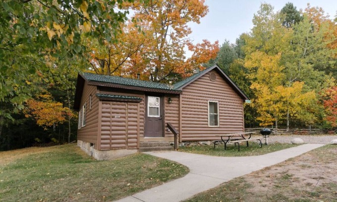 Phelps Cabina | Hillside Resort Cabin #1