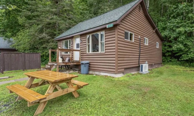 Phelps Cabina | Hillside Resort Cabin #10