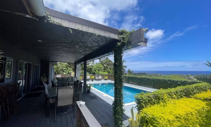 Takuvaine Tapere Casa | Hillside Retreat with beautiful ocean view, free unlimited Wifi, Airconditioned