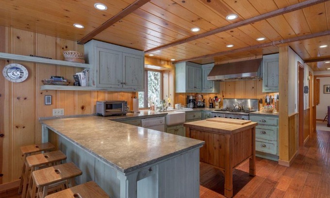 Kingswood Estates Casa | Hillside Retreat