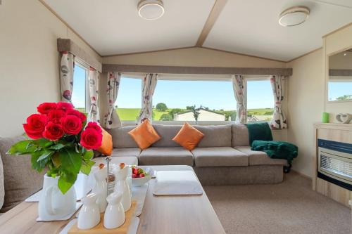Heligan Chalet De Esquí | Hillside Splash Retreat - Heated Communal Swimming Pool & Fishing Nearby