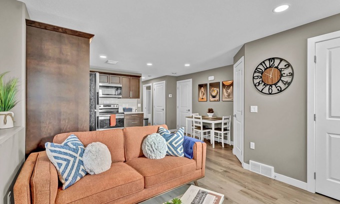 Medicine Hat Casa | Hillside Suite: Your Cozy, Modern Getaway in Medicine Hat
