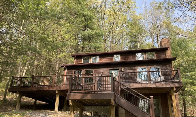 Geneseo Cabina | Hillside Timber Cabin - wooded area, close to Conesus Lake